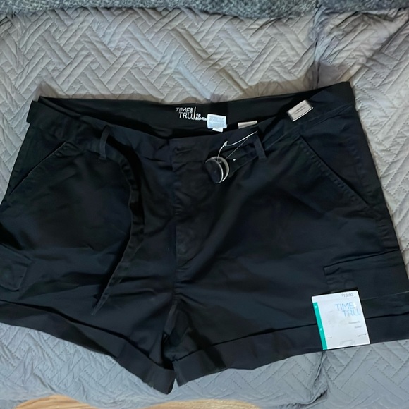 NWT size 18 relaxed fit stretch black shorts - Picture 1 of 6